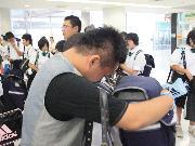 写真:抱き合って別れを惜しむ陸前高田の中学生と名古屋の大学生