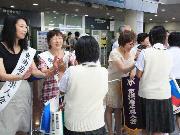 写真:一人ひとり握手をしながら中学生たちを見送る東海岩手県人会の皆さま