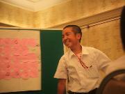 写真:クイズ大会で明るい笑顔を見せる中学生