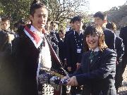 写真:名古屋おもてなし武将隊織田信長公と握手をする笑顔の中学生