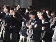 写真:未来にむかって元気に勝どきをあげる中学生たち