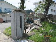 写真:被災した中学校の校門