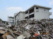 写真:がれきの山に埋もれ使用できなくなった中学校校舎