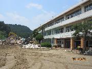 写真:がれきが押し寄せた中学校のグラウンド