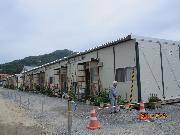 写真:中学校のグラウンドに建ち並ぶ仮設住宅