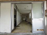 写真:津波で泥だらけになった中学校の校舎内