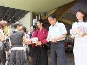 写真:金山で募金活動を行う河村市長と応援団の皆さま