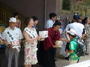 写真:街頭募金に協力してくれる名古屋市民・子どもたち