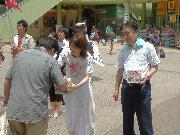 写真:募金箱を持つ河村市長と応援団の皆さま