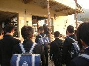 写真:名古屋に向け出発の朝、学校に集合する中学生たち