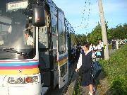 写真:仙台空港に向かうバスに乗り込む中学生たち