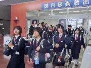 写真:セントレアの到着ゲートをくぐる中学生たち