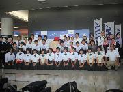 写真:セントレアのマスコットたちに歓迎され記念撮影をする中学生と先生たち