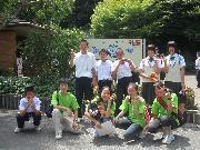 写真:東山動植物園を観光する中学生たち