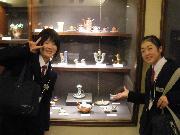 写真:ノリタケの森を見学する中学生たち