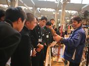 写真:トヨタテクノミュージアム産業技術記念館で実演を見せてもらう中学生たち