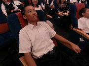 写真:名古屋市科学館でプラネタリウムを鑑賞する中学生たち