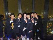 写真:ミッドランドスクエアからの夜景を楽しむ中学生たち