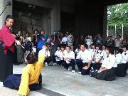 写真:名古屋城で名古屋おもてなし武将隊に歓迎される中学生たち