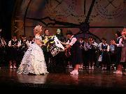 写真:劇団四季「ウィキッド」終演後にポスターをプレゼントされる中学生たち