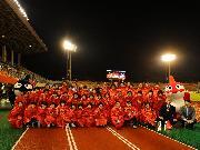 写真:J1リーグを観戦後、グランパスの玉田選手と記念撮影をする中学生たち