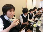 写真:おいしそうにひつまぶしを頬張る中学生たち