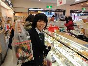 写真:名古屋城の売店で家族へのお土産を買う中学生たち