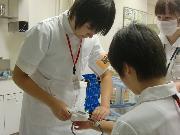 写真:名古屋市立大学医学部附属病院で看護師の就労体験をする中学生