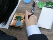 写真:安藤七宝店での就労体験で七宝焼きを作成する中学生