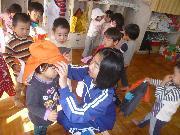 写真:名古屋市立の保育園で就労体験をする中学生