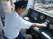 写真:名古屋市交通局の車庫で地下鉄運転士の就労体験をする中学生