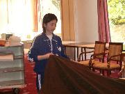 写真:ウェスティンナゴヤキャッスルでの就労体験でテーブルセットを行う中学生