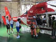 写真:航空自衛隊小牧基地での就労体験でヘリコプターに乗り込む中学生