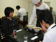 写真:ジェイアール名古屋タカシマヤの物産展で販売の就労体験をする中学生