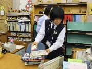 写真:鶴舞図書館で就労体験をする中学生