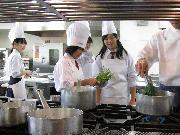 写真:名古屋調理師専門学校で就労体験をする中学生