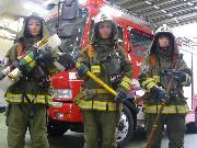 写真:名古屋市消防局での就労体験で防火衣に身を包む中学生