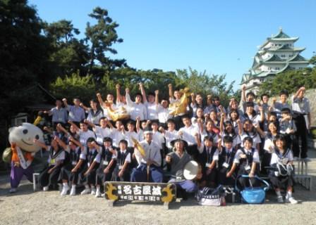 小友中学校の生徒と丸の内中学校の生徒が名古屋城で交流した際の記念写真