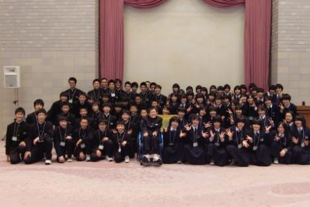 3日目のマナー学習で講師と記念写真