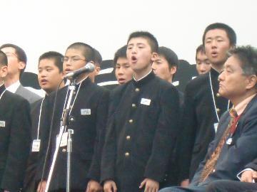 写真:名古屋まつりのステージに登壇する小友中学校の皆さま