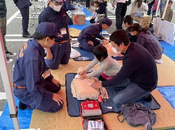 写真:陸前高田市民と交流する名古屋市大学生消防団と防災マイスター