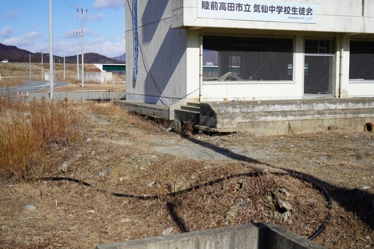 写真：建物基礎周辺がえぐりとられている。
