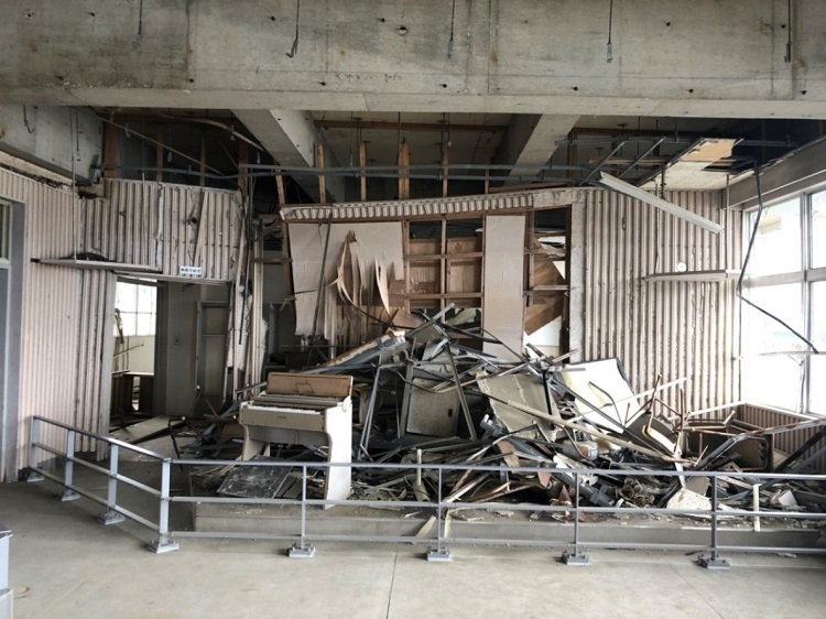 写真：音楽教室の被災状況。瓦礫と化している。