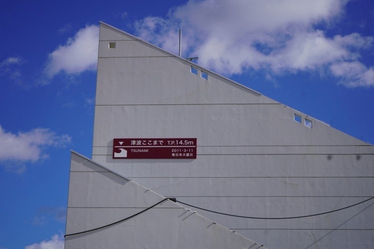 写真：津波の到達点を示す看板。