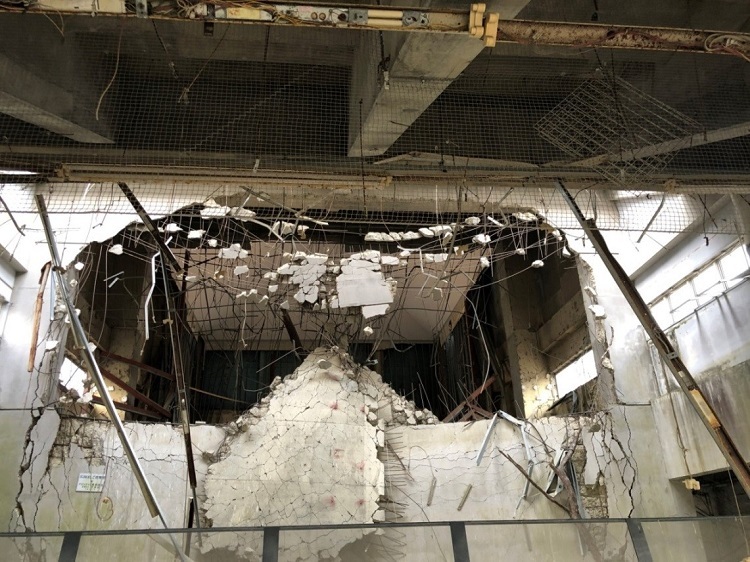 写真：内部の被災状況。激しく損傷している。