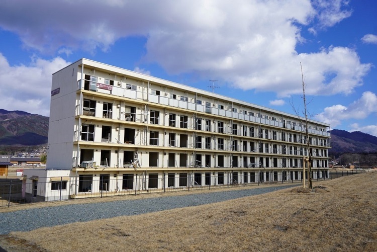 写真：被災した「下宿定住促進住宅」。4階までは激しく損傷している。