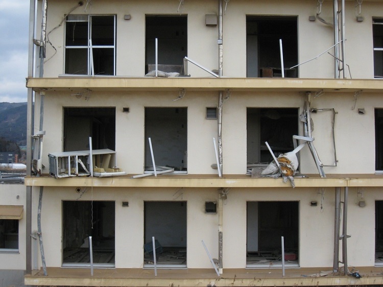 写真：室内の被災状況。激しく損傷している。