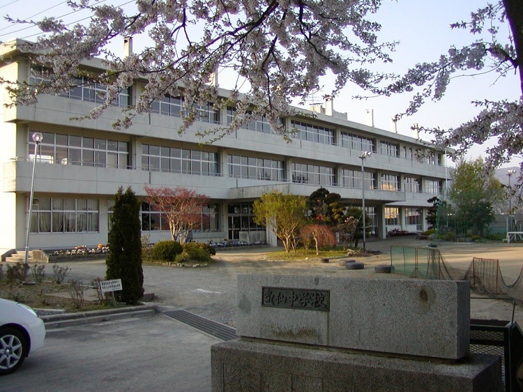 写真：被災前の「気仙中学校」。津波の被害を受ける前。