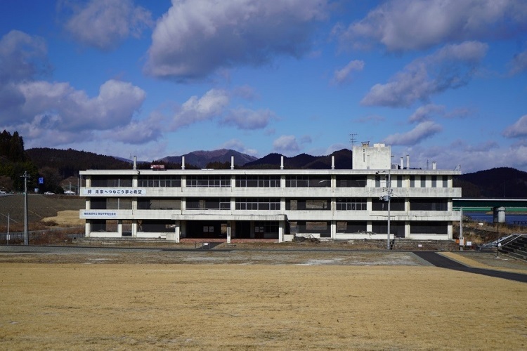 写真：被災した「気仙中学校」。津波の被害を受けた後。