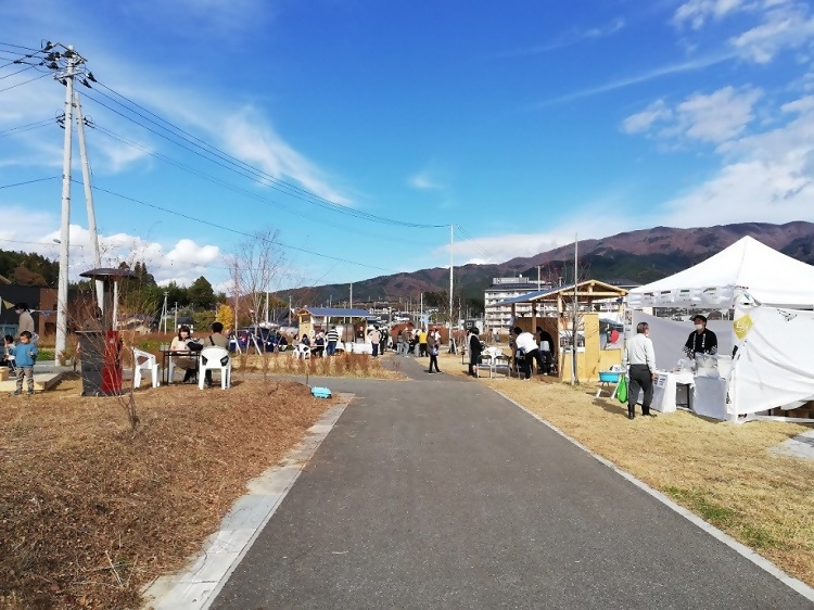 写真：カワラガワぷらっとの様子。ブースが出展されている。